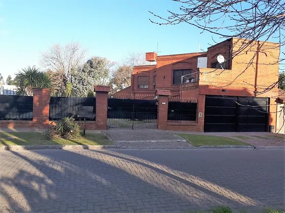 Importante Propiedad!!!  Espectacular Casa Con Amplio Terreno - Gonzalez Catan
