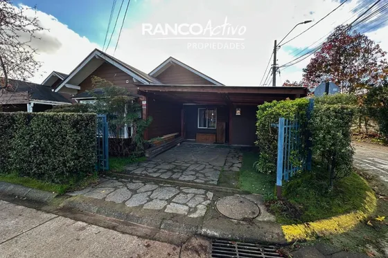 Casa En Valdivia Ampliada Con Quincho De 3d, 2b En Arriendo 