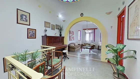 Casa De Estilo Clásico C/ Local Comercial.
