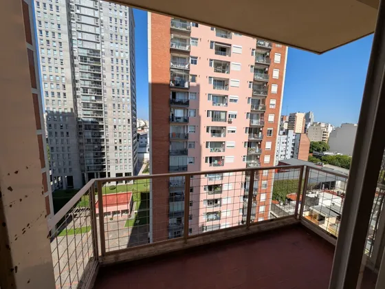 Excelente Dto. De 3 Amb. Externos, 9no P., Muy Luminoso, Con Cochera Cubierta Y Vigilancia , En Caballito
