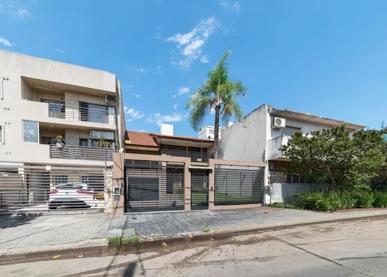 Venta Casa Lote Propio Con Pileta En Ramos Mejia