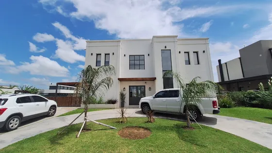 Casa 5 Ambientes En Venta. Lagos De Canning 1