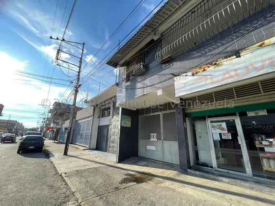 Atencion Inversionistas Casa En Calle Altamente Traficada En 10 De Diciembre Maracay Con Local Comercial A Pie De Calle Potencial Estef 25-7916