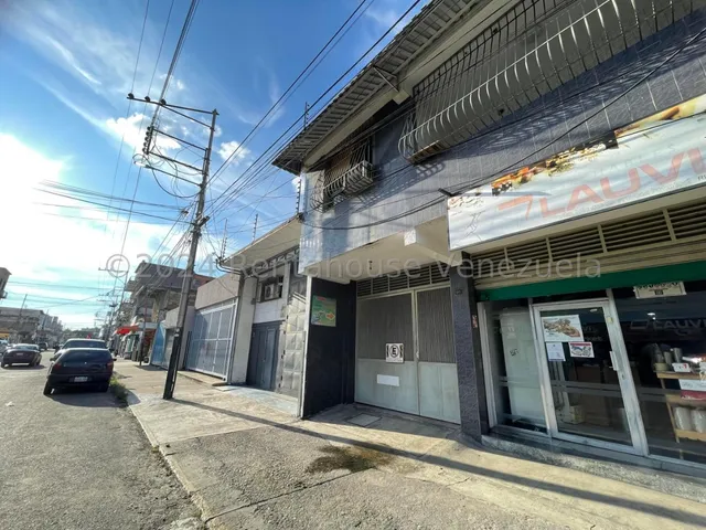 Atencion Inversionistas Casa En Calle Altamente Traficada En 10 De Diciembre Maracay Con Local Comercial A Pie De Calle Potencial Estef 25-7916