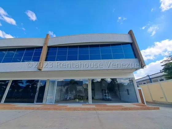 Raiza Suárez Ofrece En Alquiler Local Comercial Conectado A Planta Electica En La Zona Industrial Ii De Barquisimeto 2 5 1 0 3 3 4 Con Elegante Fachada En Vidrios Y Estacionamiento Privado.