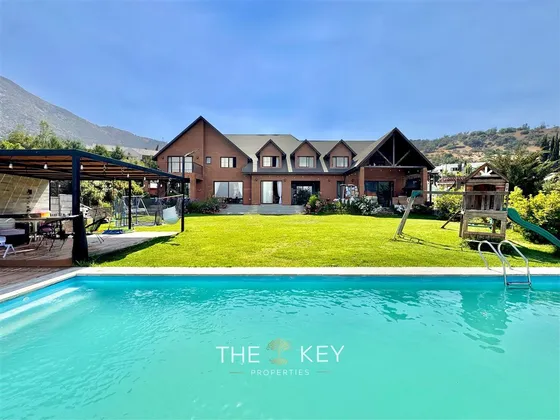 Casa En Venta De 6 Dorm, Serv, Piscina Y Jardin.lo Barnechea