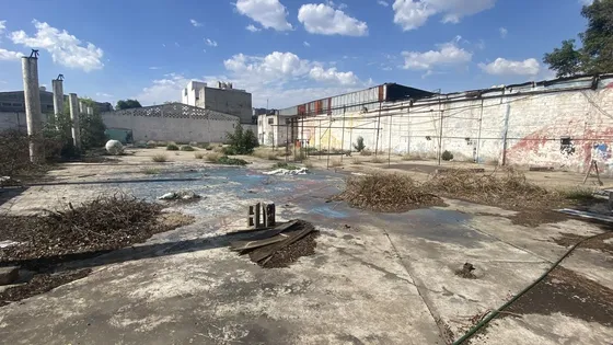 Para Inversionistas, Terreno En Venta En Barrio Los Reyes, Plano, Bardeado.