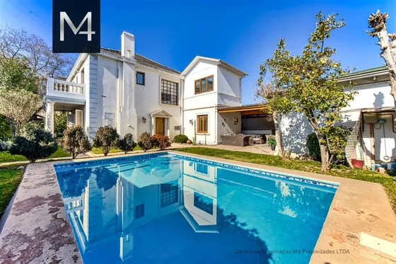 Impresionante Casa Estilo Francés