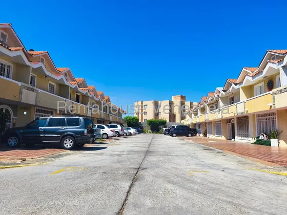En Venta, Amplio Townhouse, Milagro Norte. Villa Las Mansiones, 250 M2. R.f.