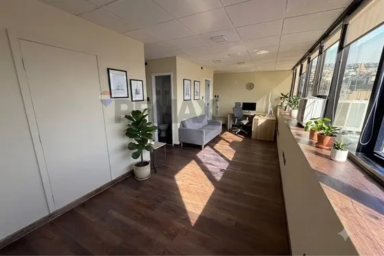 Oficina 91 M² En Barrio Puerto