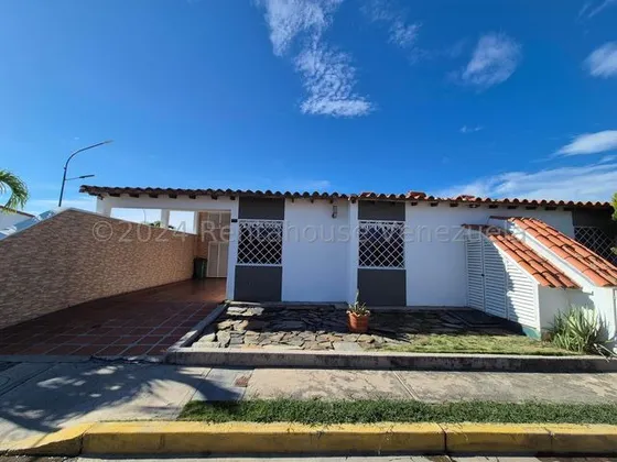 Casa En Venta Cabudare Zona De La Mendera Codigo 2  5  9  4  2  0 Mildred Bella Casa Ubicada En Conjunto Privado Muy Cercana A La Av. Ribereña, Remodelada Con Acabados De Primera, Ofrece Comodos Espac