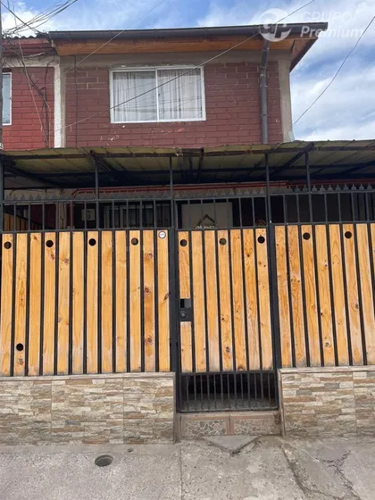 Casa En Venta De 3 Dorm. En Cerro Navia