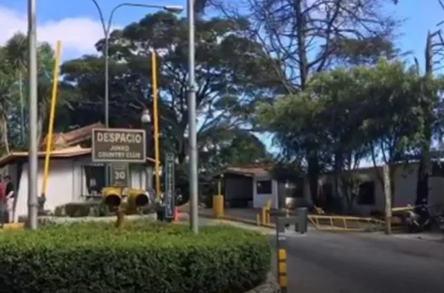 Económica Casa De 650 Mtrs2 Con 6 Puesto De Estacionamiento En El Junko Country Club En Venta