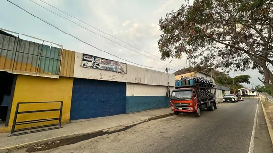 Alquiler De Terreno Con Galpón Abierto Av Lara - Wc