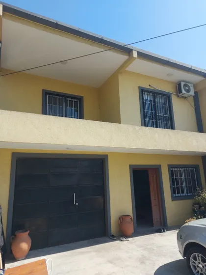 2 Casas Juntas En Un Esquina Con 3 Entradas 