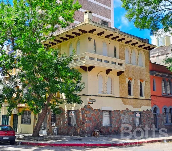 Casa Apto Comercial, Gran Potencial. Única En Su Estilo. Gran Esquina, Ubicación Ideal, Pocitos.