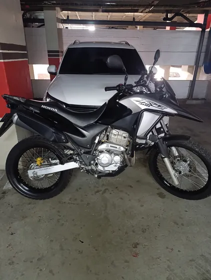 Motocicleta Xre 300 En Muy Buen Estado.