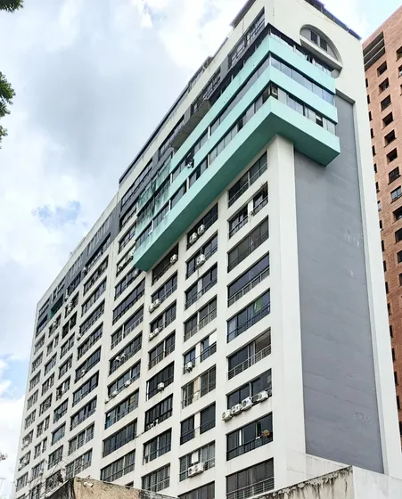 Urb. Sabana Grande . Calle Negrin Entre Av. Libertador Y Av. Solano . A Una Cuadra Del Metro. 70m2 En Espacio Abierto .1 Baño 1 Cocina 1 Puesto Estacionamiento Y Estacionamiento Público