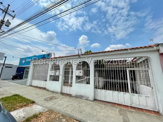 Venta Espaciosa Propiedad Ubicada En Una Avenida Principal De Cabudare, Que Ofrece Dos Viviendas Independientes En Un Solo Terreno.urb Las Mercedes  Profesional Inmobiliario Mehilyn Perez 