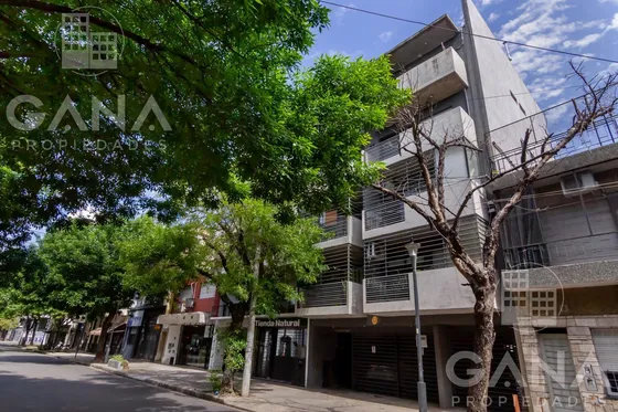 Departamento Venta 2 Dormitorios Con Cochera Y 2 Patios. Oportunidad