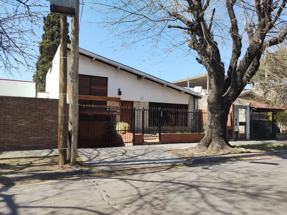 Chalet En Venta 3 Dormitorios Jardin Pileta Garage Avenida
