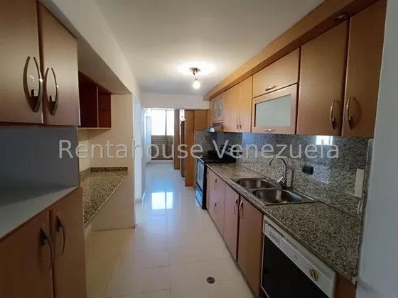 Agp Apartamento En Venta En Los Naranjos Del Cafetal, Para Remodelar A Tu Gusto, Con Vista Al Ávila 25-7712 Ys 