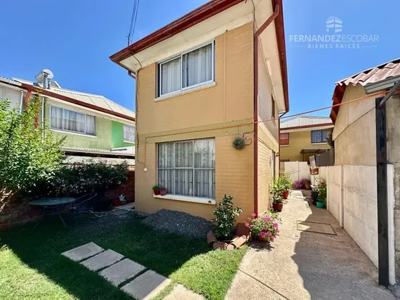 Casa En Venta En Villa Los Acacios Con Jardín