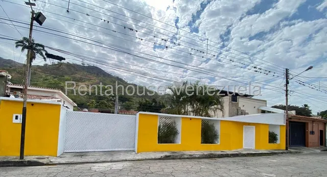 Jip 25-20375. Rentahouse Vende Comoda Casa De 796 Mts2, 3 Amplias Hab, 3 Salas De Baños, Area De Parrilla, Espacioso Corredor, Patio, Jardin. En El Limon.