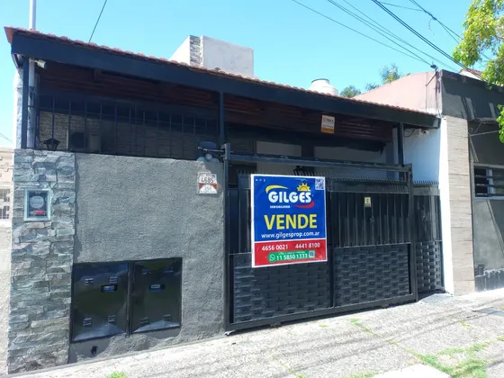 Venta De Ph 5 Amb. En Villa Tessei - Muy Buen Estado Con Patio Y Parrilla