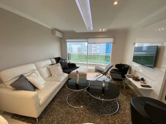 Departamento En Venta De 3 Dormitorios En Coral Tower, Punta Del Este