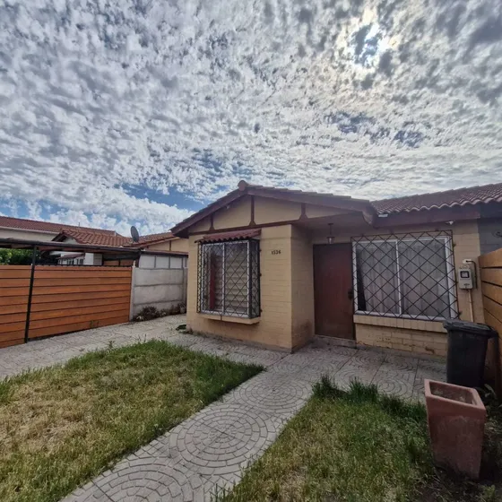 Casa Con Amplio Ante Jardín Y Patio. (140604)