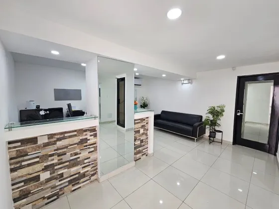 Local Comercial Con 5 Espacios Para Oficina En Naco, Santo Domingo, Con Aire Y Cocina, 1er Nivel