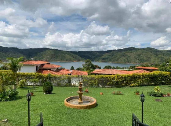 Venta Espectacular Casa Campestre, En El Lago Calima. Condominio. Cerca Al Centro Recreacional De Comfandi. Lote 2.600mtrs, Construidos 380mtrs. Casa De Dos Pisos
