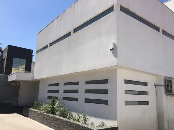 Arriendo Bodega Con Modernas Oficinas.