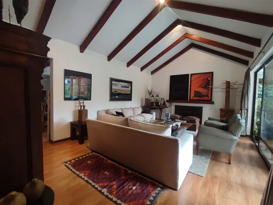 Casa En Venta La Dehesa Central 5 Dorm Más Servicios, Norte.