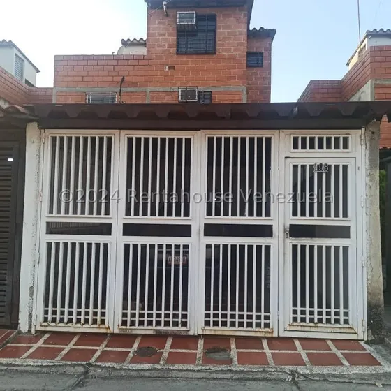 Amplia Casa Altos De Copacabana. Guarenas. Ar. Mls # 24-19894