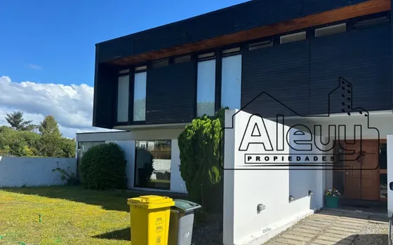 Casa De 230 M2, 3d 2b, De Dos Pisos, Isla Teja, Valdivia