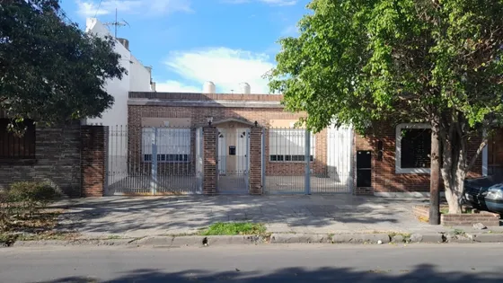 Dos Dúplex Al Frente C/gge. Y Fondo Libre. Retasado