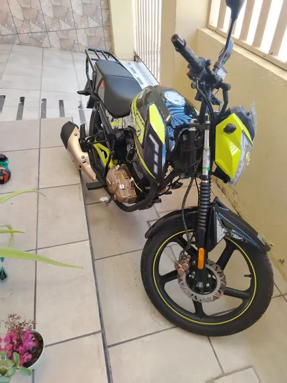 Moto Um ,700 Km ,perfecto Estado Nueva