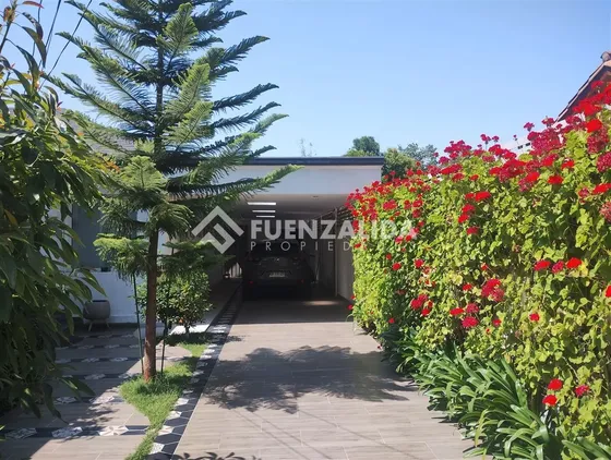 Casa En Venta De 5 Dorm. En La Reina
