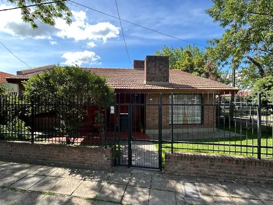 Casa Chalet En Venta En Reconocido Barrio Dálmine Para Visitar Tranquilidad