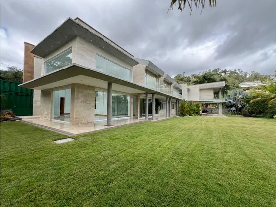 Se Vende Casa 1995m² 7h/7b/8p - Cerro Verde