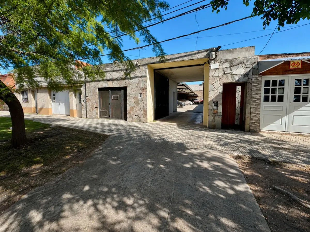 Lote En Venta Con Cocheras Y Local De Frente 
