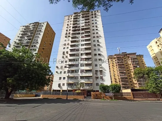 En Urb El Centro Se Vende Amplio Apartamento Con Vista Panoramica Edificio Con Pozo Sin Fallas De Luz 24-16636