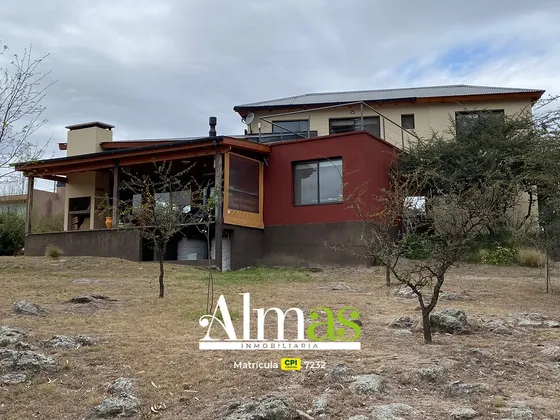 Gran Oportunidad! Venta De Casa De Diseño, Amplia, Luminosa, Con Espacios Verdes, Vistas Espectaculares Y Terreno Al Lado De La Propiedad, Escrituración Inmediata!