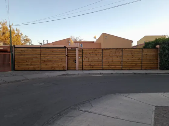 Casa Amplia De Un Piso Con Piscina (4d4b)