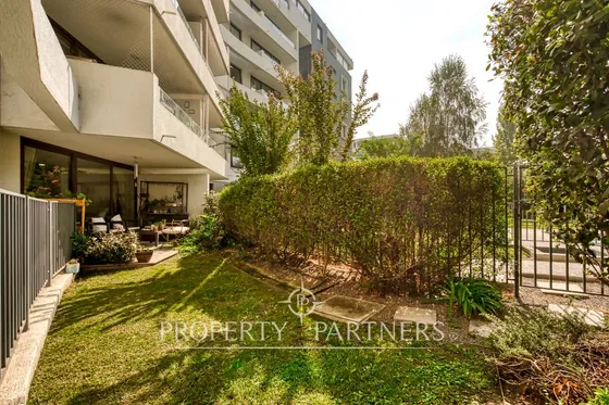 Arriendo De Amplio Departamento Con Patio En Barri...