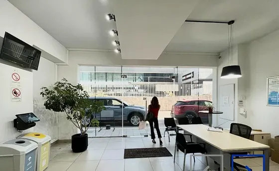 Amplio Local Cercano Al Centro Cívico De Lo Barnechea