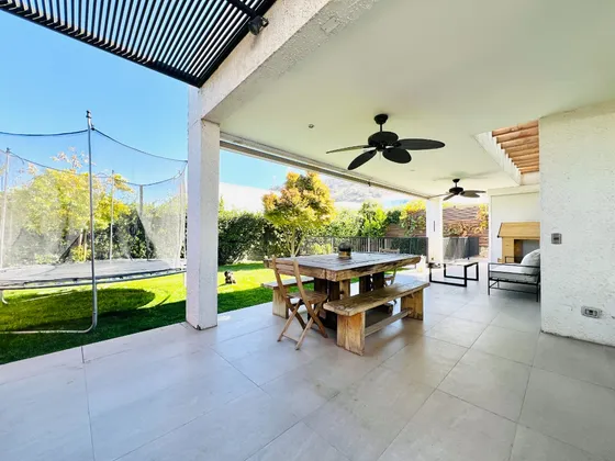 Impecable Y Funcional Casa En Pasaje Cerrado. 