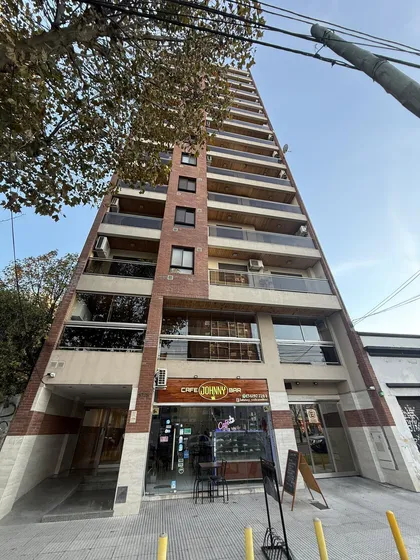 Departamento 2 Amb Con Pileta Lateral Con Balcón.